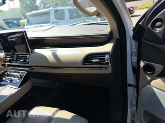 2022 Lincoln Navigator Reserve – miniatura 20