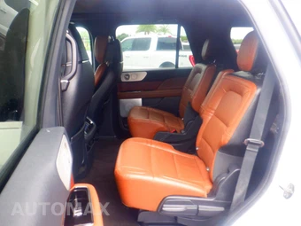 2022 Lincoln Navigator Reserve – miniatura 9