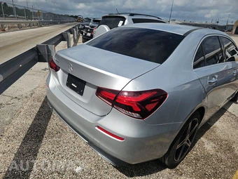 2022 Mercedes-Benz A 220 - miniatura 4