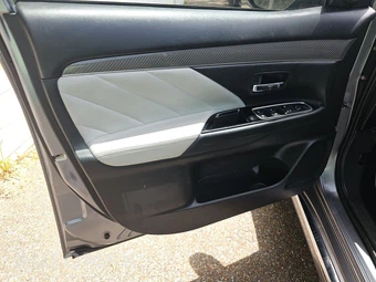 2022 Mitsubishi Outlander PHEV LE - miniatura 9