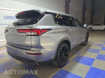 2022 Mitsubishi Outlander SE Launch Edition - miniatura 3