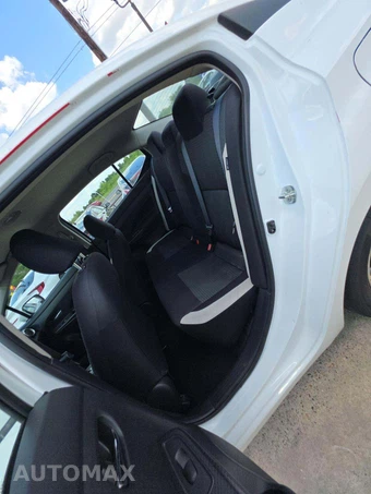 2022 Nissan Versa SV – miniatura 9