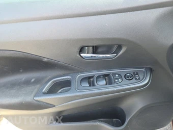 2022 Nissan Versa SV - miniatura 9