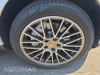 2022 Porsche Cayenne Coupe Platinum Edition – miniatura 9