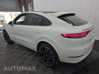 2022 Porsche Cayenne Coupe Platinum Edition – miniatura 2