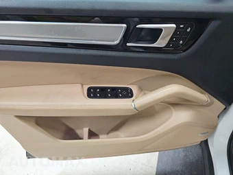 2022 Porsche Cayenne Platinum Edition – miniatura 9