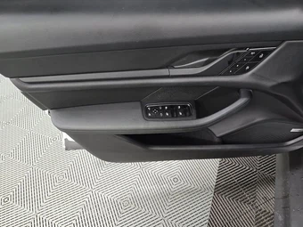2022 Porsche Taycan 4S - miniatura 9