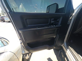 2022 Ram 3500 Cab Chassis Tradesman Crew Cab DRW – miniatura 9