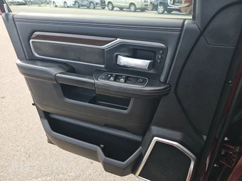 2022 Ram 3500 Laramie Crew Cab Long Bed DRW - miniatura 9