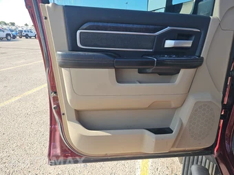2022 Ram 5500 Cab Chassis SLT Crew Cab DRW – miniatura 9