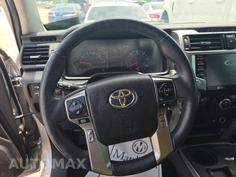 2022 Toyota 4Runner SR5 - miniatura 10