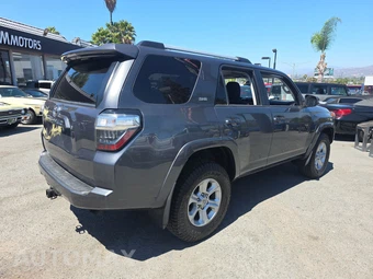 2022 Toyota 4Runner SR5 - miniatura 4