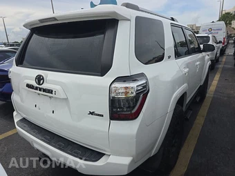 2022 Toyota 4Runner SR5 - miniatura 4