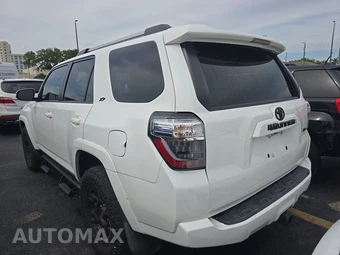 2022 Toyota 4Runner SR5 - miniatura 6