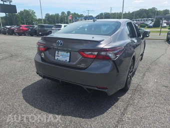 2022 Toyota Camry Hybrid SE - miniatura 3