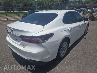 2022 Toyota Camry LE - miniatura 3