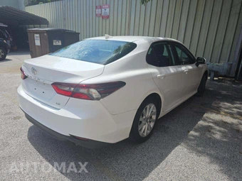 2022 Toyota Camry LE - miniatura 3