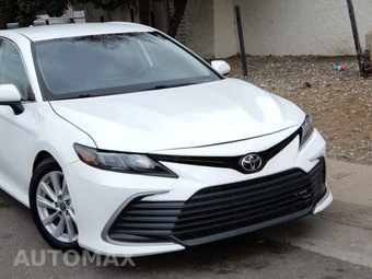 2022 Toyota Camry LE - miniatura 2