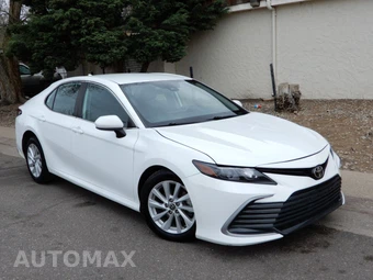 2022 Toyota Camry LE - miniatura 3