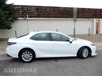 2022 Toyota Camry LE - miniatura 4