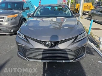 2022 Toyota Camry LE - miniatura 2