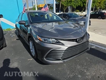 2022 Toyota Camry LE - miniatura 3