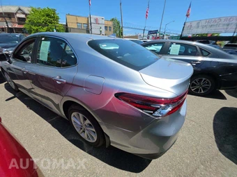 2022 Toyota Camry LE - miniatura 2