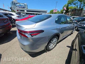 2022 Toyota Camry LE - miniatura 3