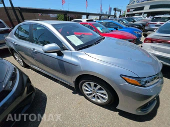 2022 Toyota Camry LE - miniatura 4