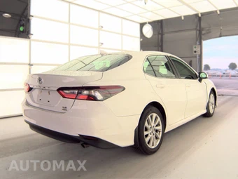 2022 Toyota Camry LE – miniatura 4