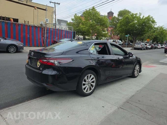 2022 Toyota Camry LE - miniatura 3