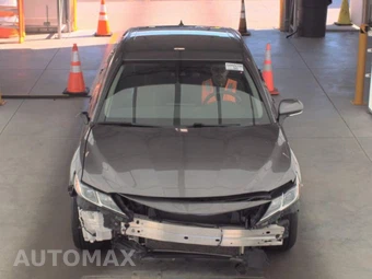 2022 Toyota Camry LE - miniatura 2