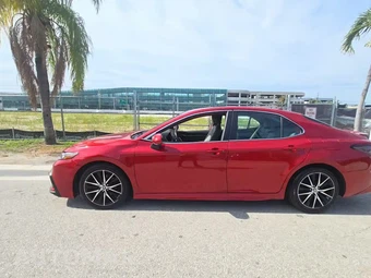 2022 Toyota Camry SE - miniatura 3