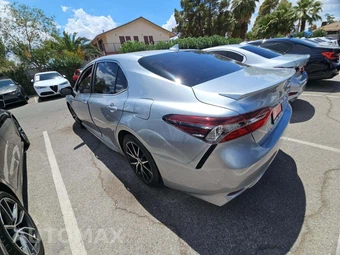2022 Toyota Camry SE - miniatura 2