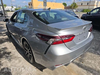 2022 Toyota Camry SE - miniatura 2