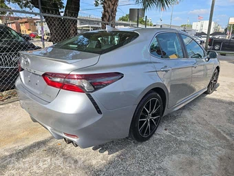 2022 Toyota Camry SE - miniatura 3