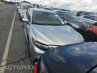2022 Toyota Camry SE - miniatura 2