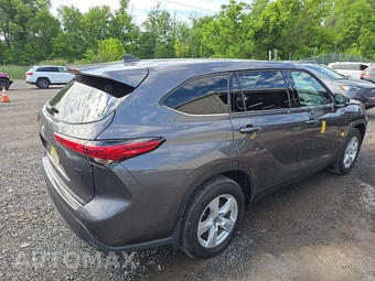 2022 Toyota Highlander LE - miniatura 4