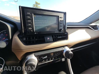 2022 Toyota RAV4 LE - miniatura 11