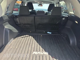 2022 Toyota RAV4 LE - miniatura 19