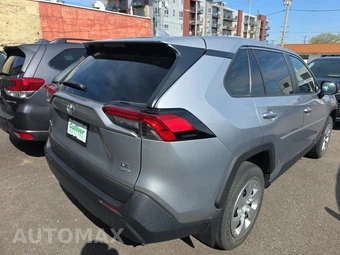 2022 Toyota RAV4 LE - miniatura 4