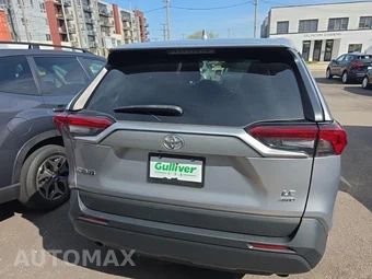 2022 Toyota RAV4 LE - miniatura 5