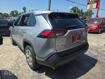2022 Toyota RAV4 LE – miniatura 2