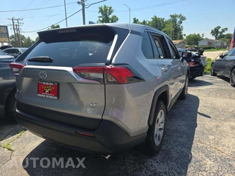 2022 Toyota RAV4 LE – miniatura 3