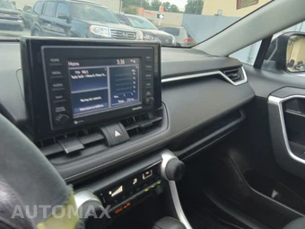 2022 Toyota RAV4 LE - miniatura 10