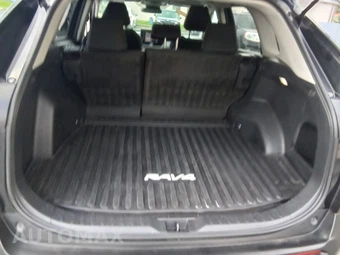 2022 Toyota RAV4 LE - miniatura 11