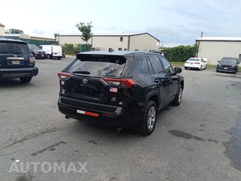 2022 Toyota RAV4 LE - miniatura 5