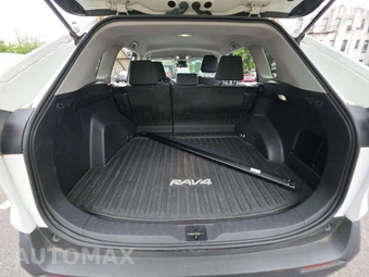 2022 Toyota RAV4 LE - miniatura 11