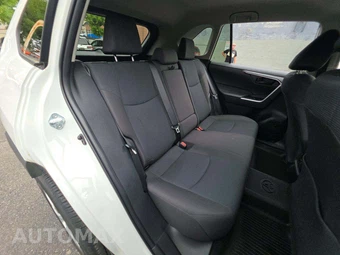 2022 Toyota RAV4 LE - miniatura 13