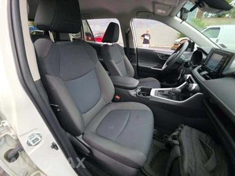 2022 Toyota RAV4 LE - miniatura 15